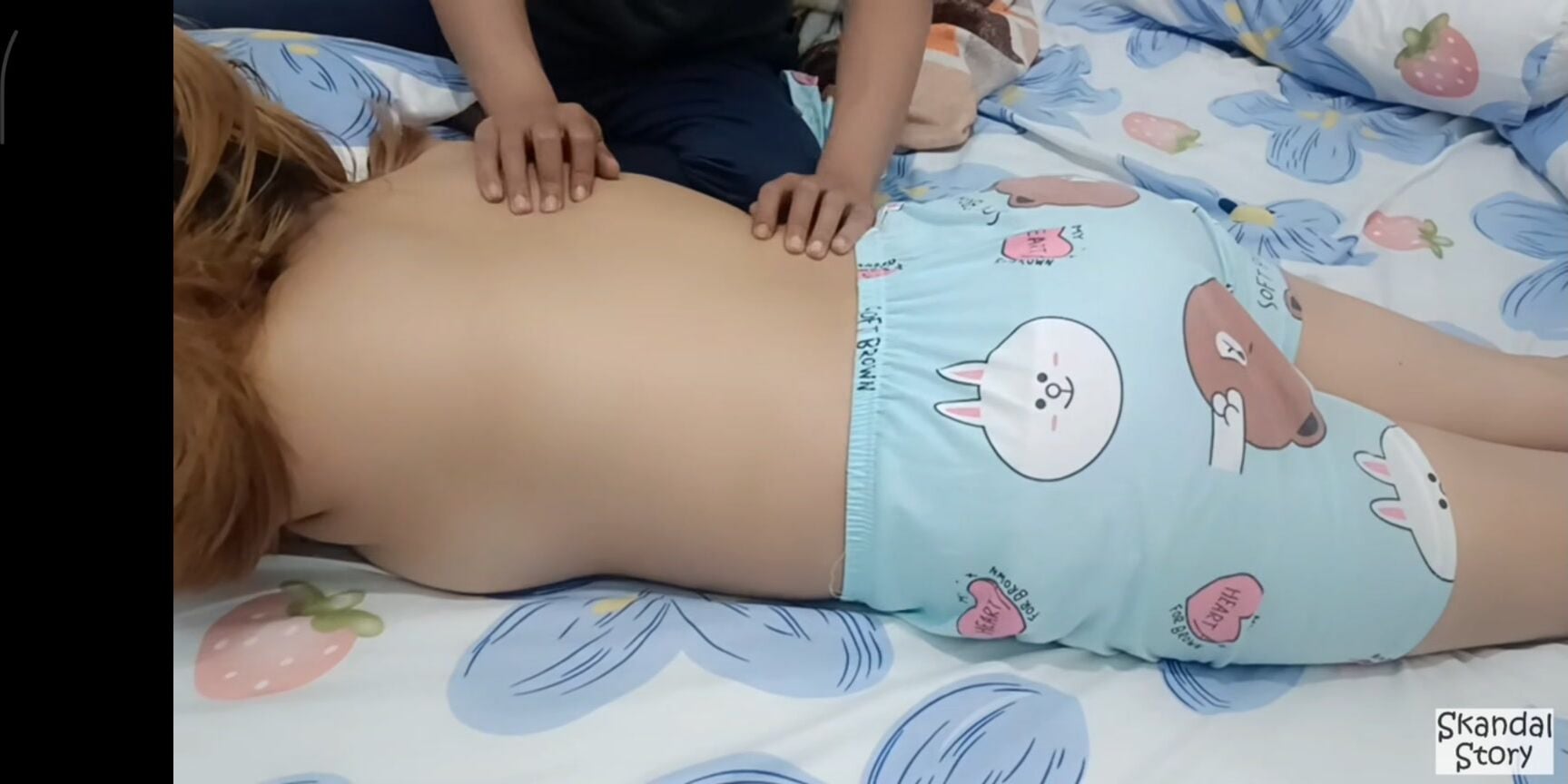 Massage cho con bạn thân, Mà lén Tụt quần Bóp mông Chuppy quay video